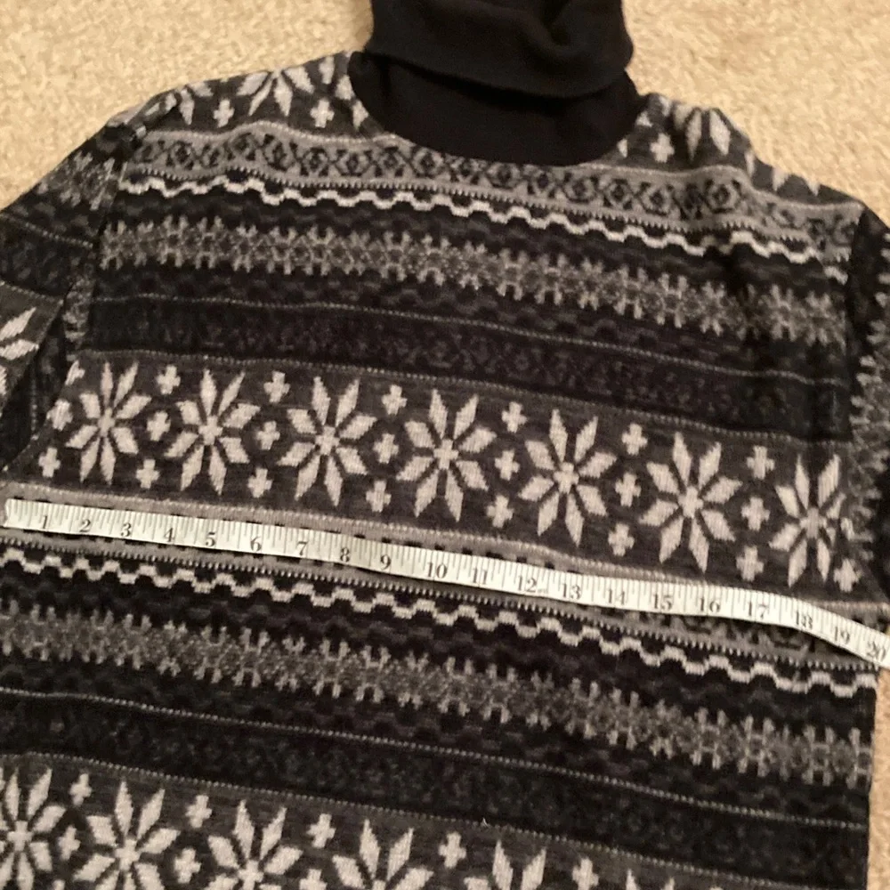 VintageWomen’s Black and Gray Snowflake Ski Sweater Acrylic Made in Hong Kong - Picture 4 of 6